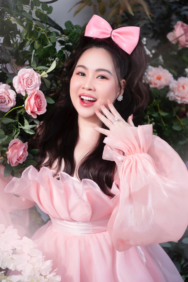 Bên cạnh đó, tinh thần lạc quan vui vẻ và tư duy không để tuổi tác làm ảnh hưởng cảm xúc đã khiến Trương Phương có làn da mịn màng, tươi trẻ hơn.