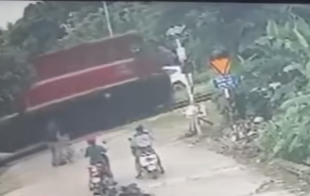 Người đàn ông kịp thời cứu cháu bé thoát nạn trên đường ray tàu hoả. Ảnh cắt clip