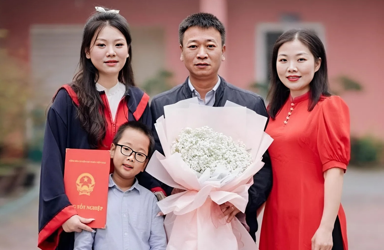 Tú Anh và gia đình. Ảnh: NVCC