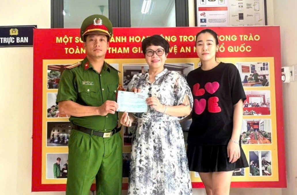 Công an phường Móng Cái 1 hỗ trợ chị Trần Thị Hường (đứng giữa) nhận lại số tiền chuyển khoản nhầm. Ảnh: Cơ quan Công an.