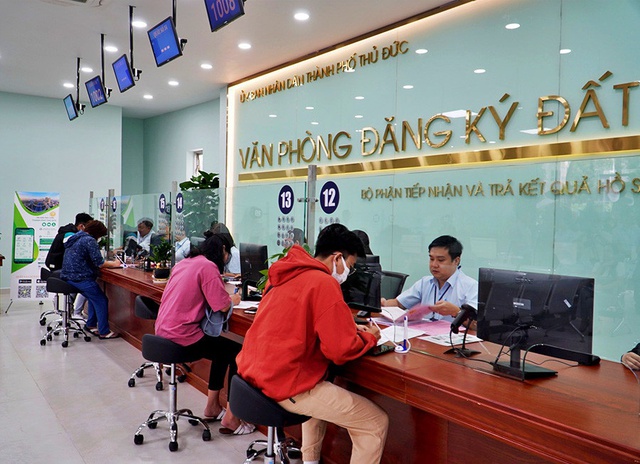 Trong thời hạn không quá 30 ngày kể từ ngày ký công chứng hợp đồng mua bán, chuyển nhượng nhà đất, người sử dụng đất phải thực hiện việc sang tên sổ đỏ. Ảnh minh họa: TL