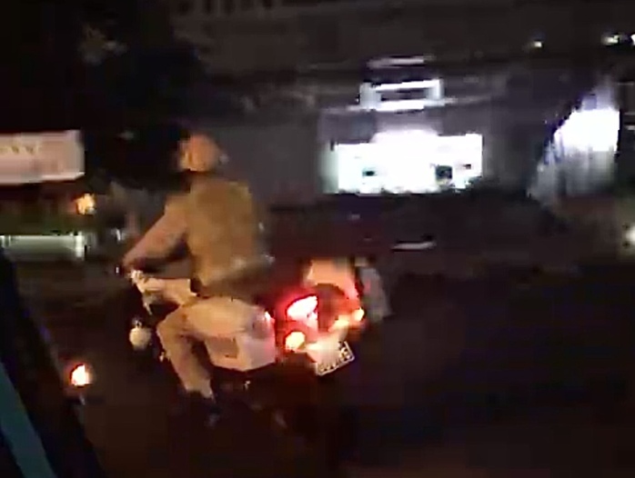 CSGT thuộc Đội 6 mở đường đưa taxi nhanh chóng đến bệnh viện.