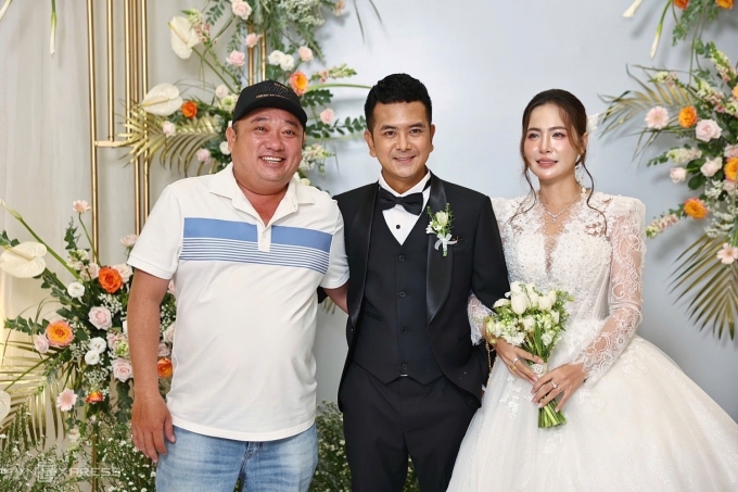 Cò Phùng Ngọc mừng hạnh phúc của Hùng Thuận và bà xã Thanh Tâm, tối 12/7. Ảnh: Quỳnh Trần