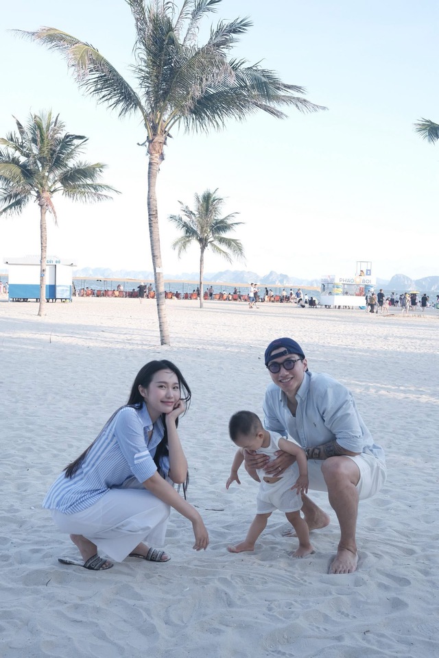 Trong loạt ảnh mới nhất, Văn Hậu cùng vợ Doãn Hải My và con trai có những khoảnh khắc thư giãn, vui vẻ trên bãi biển cùng nhau. Gương mặt rạng rỡ, nụ cười a classTextlinkBaiviet hrefhttps://eva.vn/hanh-phuc-gia-dinh-p1850c3.htmlhạnh phúc/a của cả gia đình cho thấy một mùa hè trọn vẹn, đong đầy yêu thương.
