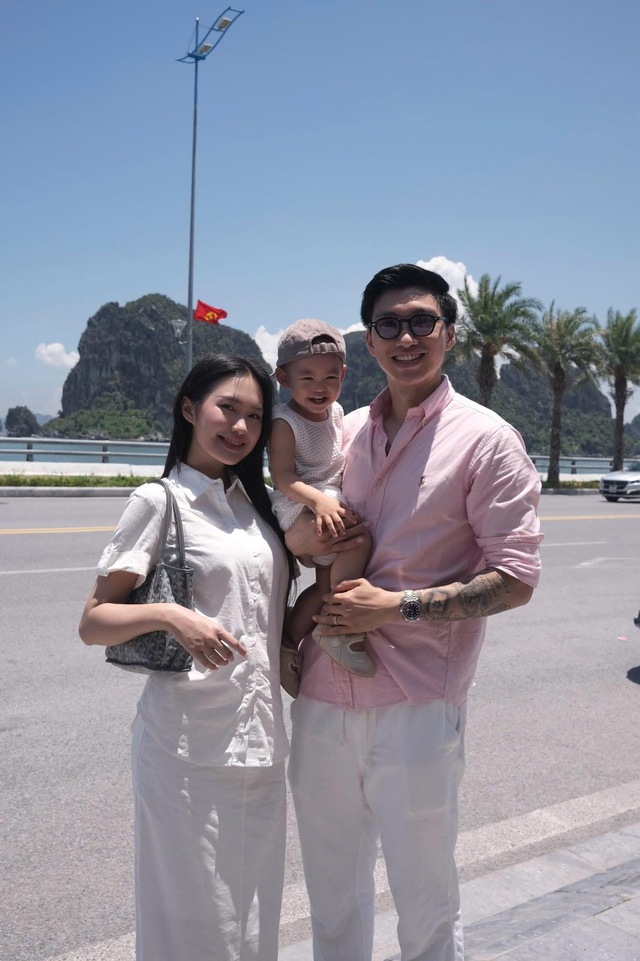 Tạm gác sân cỏ, ông bố trẻ Đoàn Văn Hậu tận hưởng mùa hè êm đềm bên gia đình nhỏ. Trên trang cá nhân, nam cầu thủ liên tục cập nhật loạt khoảnh khắc đáng yêu trong kỳ nghỉ hè, khiến cộng đồng mạng thả tim không ngớt.
