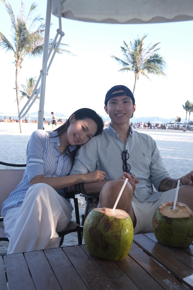 Chưa đầy một ngày sau khi đăng tải, bộ ảnh mùa hè của Đoàn Văn Hậu đã thu về hàng trăm nghìn lượt yêu thích và hàng ngàn bình luận. Người hâm mộ không tiếc lời khen ngợi sự lên đời nhan sắc của cả hai vợ chồng sau khi có con.