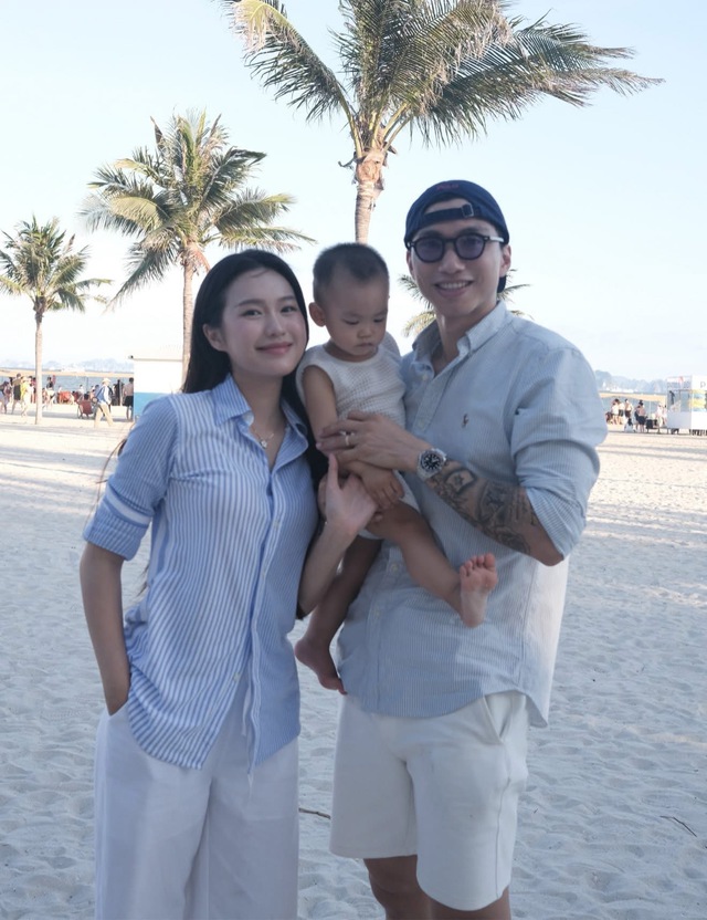 Tuy nhiên, nhân vật gây chú ý nhiều nhất lần này lại là cậu bé nhà Văn Hậu. Quý tử của vợ chồng cầu thủ đã gây sốt nhờ vẻ ngoài bụ bẫm, đôi má phúng phính và biểu cảm ngơ ngác siêu đáng yêu. Trong mỗi bức ảnh, cậu bé luôn được bố mẹ dành cho sự chăm sóc, yêu thương đặc biệt.