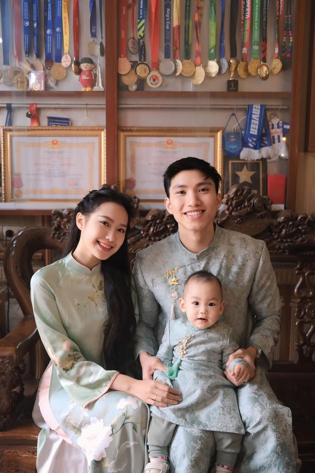 Loạt hình ảnh đầy cảm xúc mà Đoàn Văn Hậu chia sẻ như một minh chứng cho câu nói: Đằng sau người đàn ông thành công là một tổ ấm hạnh phúc. Dù bận rộn với công việc, Văn Hậu vẫn cho thấy vai trò người chồng, người cha luôn là điều anh trân trọng nhất.