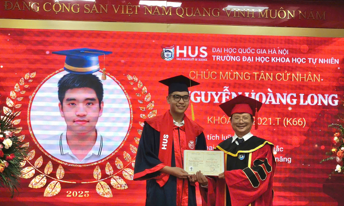 Hoàng Long nhận bằng tốt nghiệp từ GS.TS Vũ Hoàng Linh, Chủ tịch Hội đồng trường Đại học Khoa học Tự nhiên, chiều 13/7. Ảnh: HUS