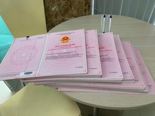 Theo quy định Luật Đất đai 2024, 3 mốc thời gian người dân cần lưu ý khi sang tên sổ đỏ để tránh bị chậm trễ các thủ tục. Ảnh minh họa: TL