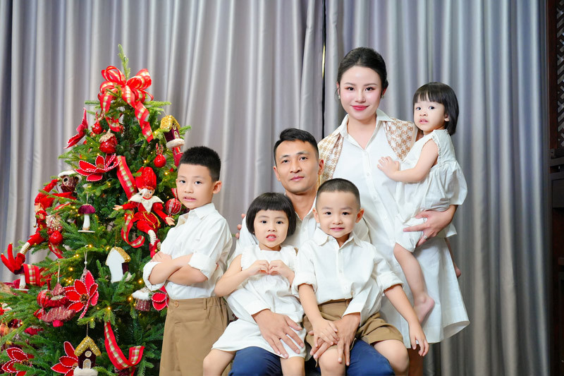 Trường Giang luôn đồng hành cùng vợ trong mọi việc 