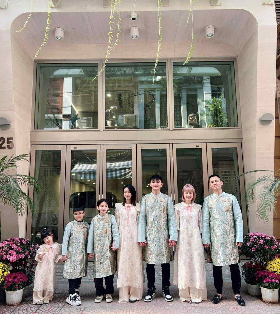 Vợ chồng chị Ánh cùng 5 người con