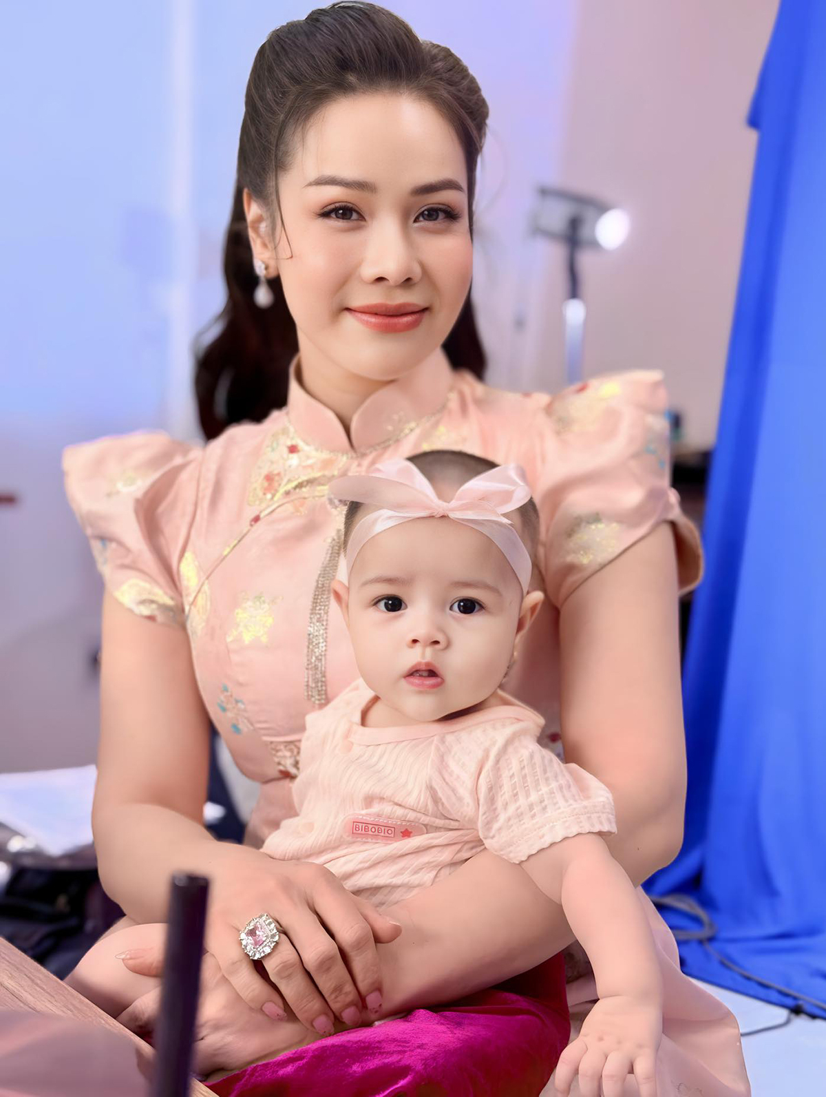 Mẹ từ quê lên phụ Nhật Kim Anh chăm con gái - 10