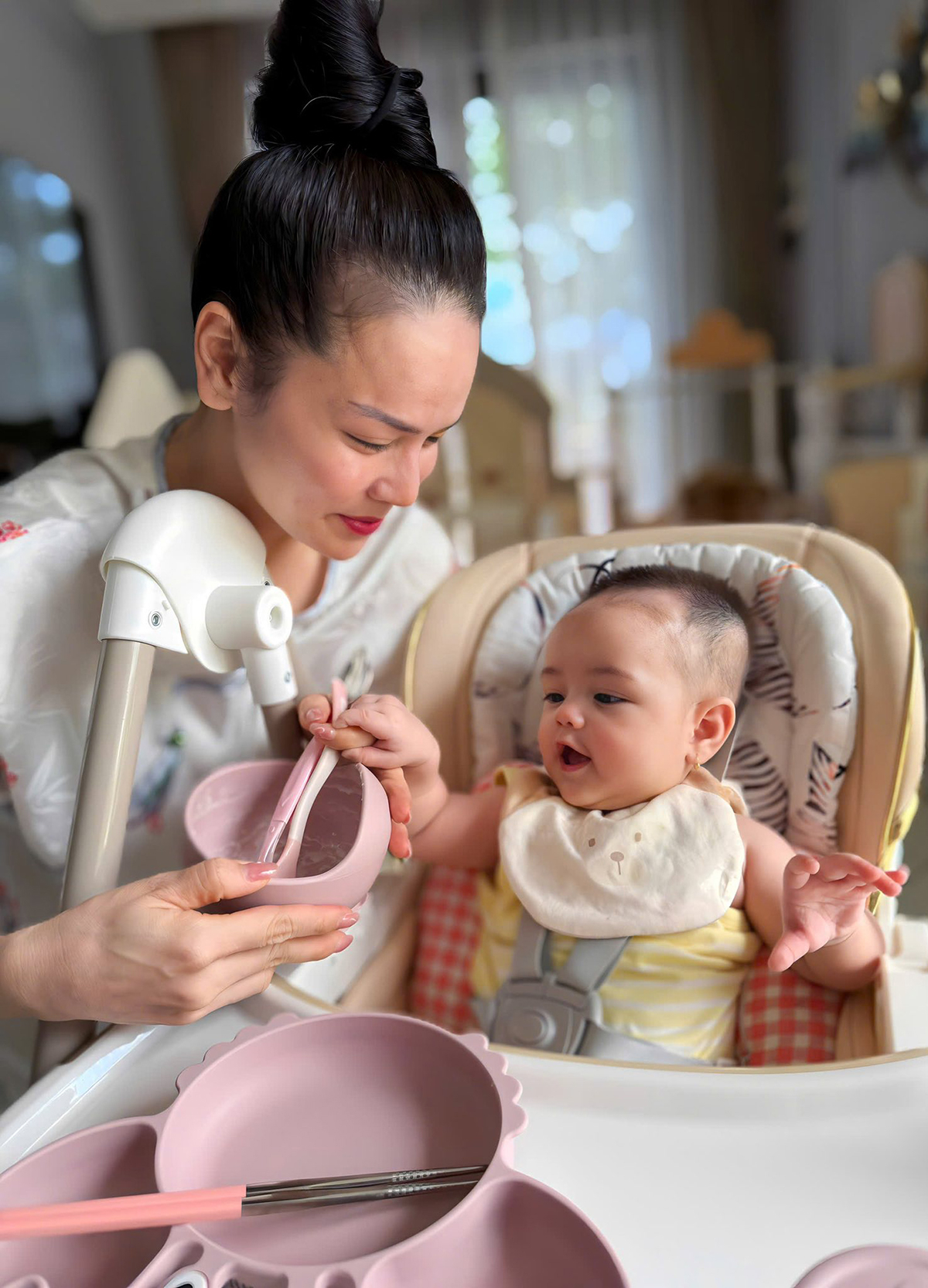 Mẹ từ quê lên phụ Nhật Kim Anh chăm con gái - 4
