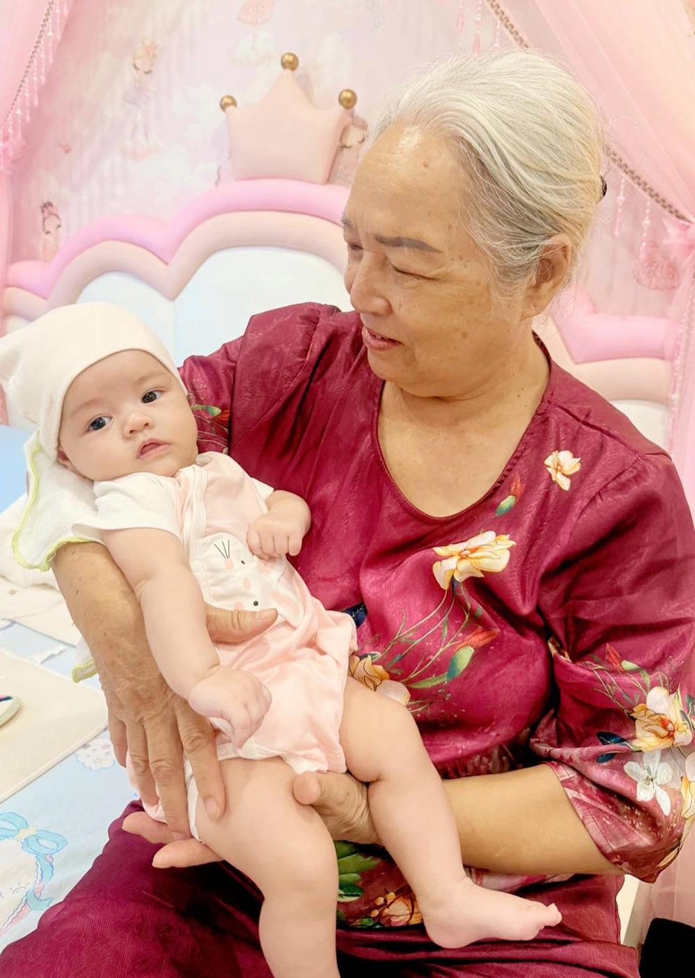Mẹ từ quê lên phụ Nhật Kim Anh chăm con gái - 6