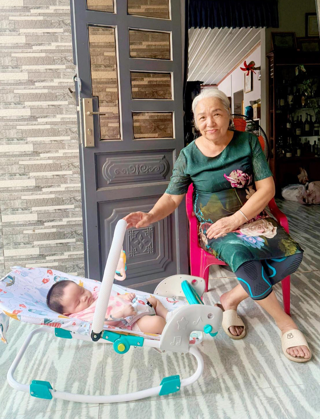 Mẹ từ quê lên phụ Nhật Kim Anh chăm con gái - 8