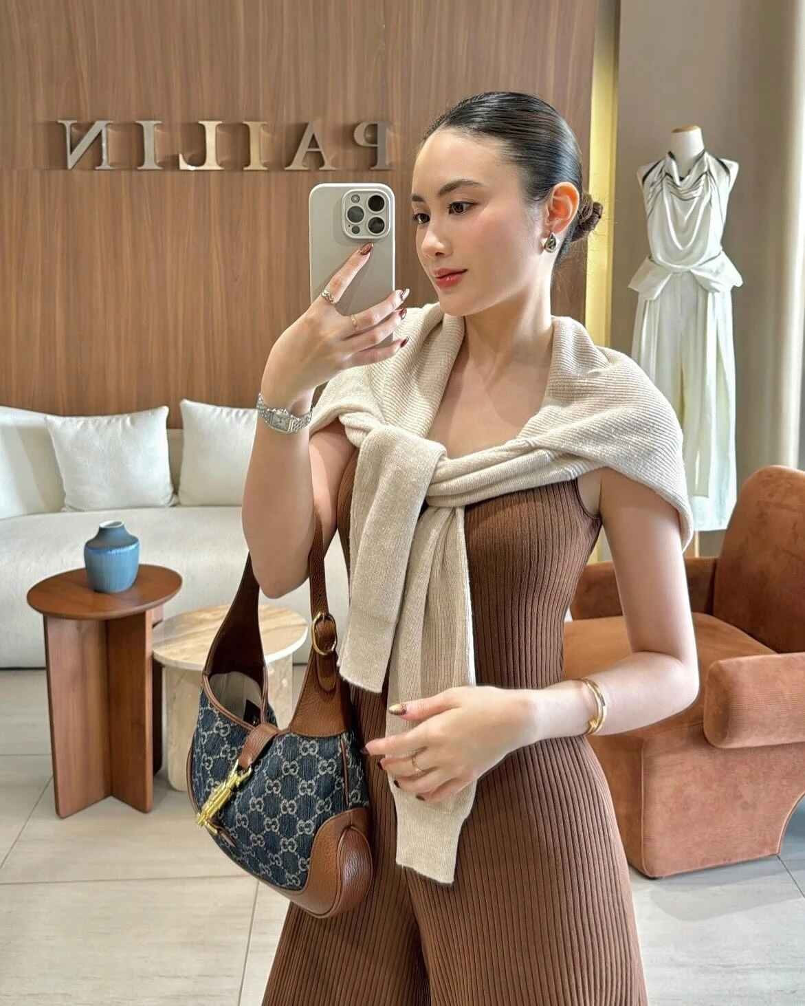 Sau khi tốt nghiệp, Phoiphailin trở về Lào và mở thương hiệu thời trang riêng. Hiện cô đã là chủ hai thương hiệu thời trang nữ, có cửa hàng tại thủ đô Vientiane.