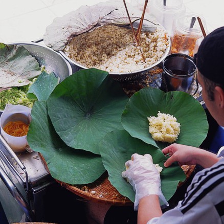 Xôi gói bằng lá sen là lựa chọn thay thế túi nhựa đang dần phổ biến trong lối sống xanh ở Hà Nội