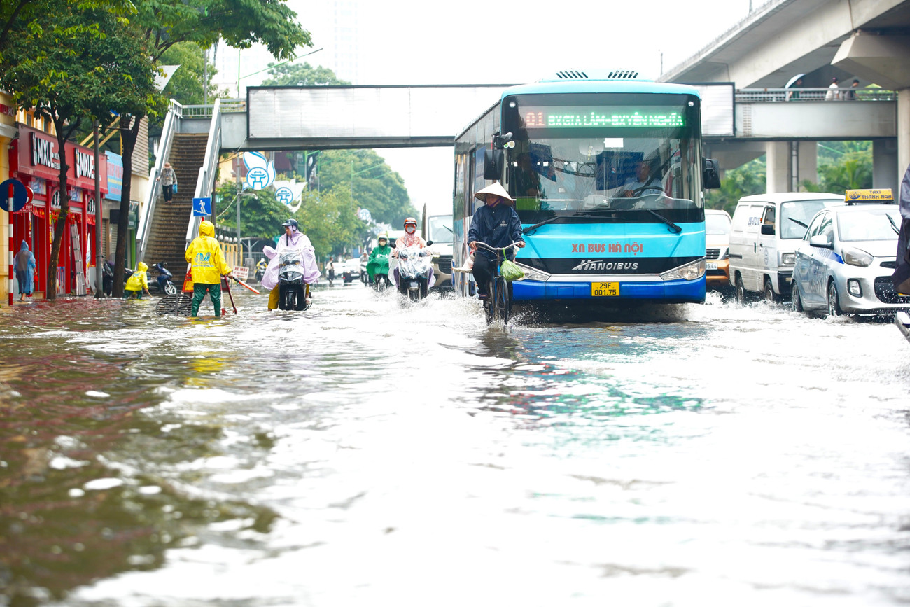 Đường ngập sâu khoảng 30-50cm.