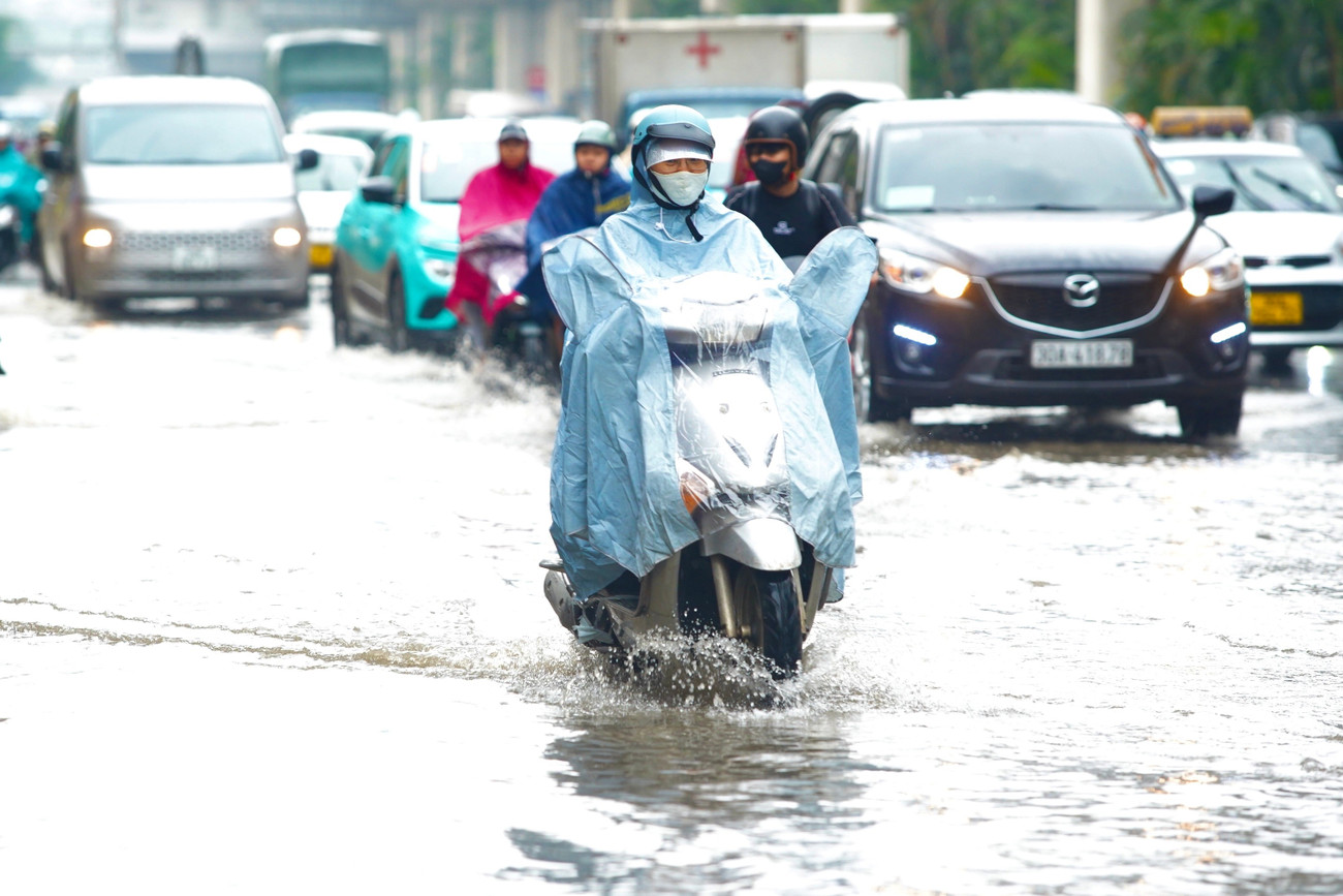 Đường Nguyễn Trãi ngập sâu, các phương tiện chỉ có thể di chuyển khu vực gần dải phân cách.