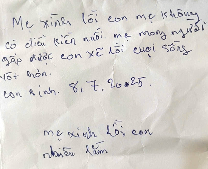 Mảnh giấy viết tay Mẹ xin lỗi con nhiều lắm