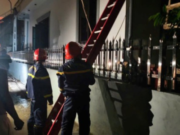 Cháy nhà trong đêm, 4 người mắc kẹt được công an cứu sống