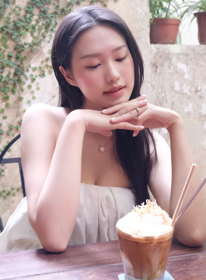Vợ Đoàn Văn Hậu lên cân, gu thời trang ngày càng quyến rũ - 4