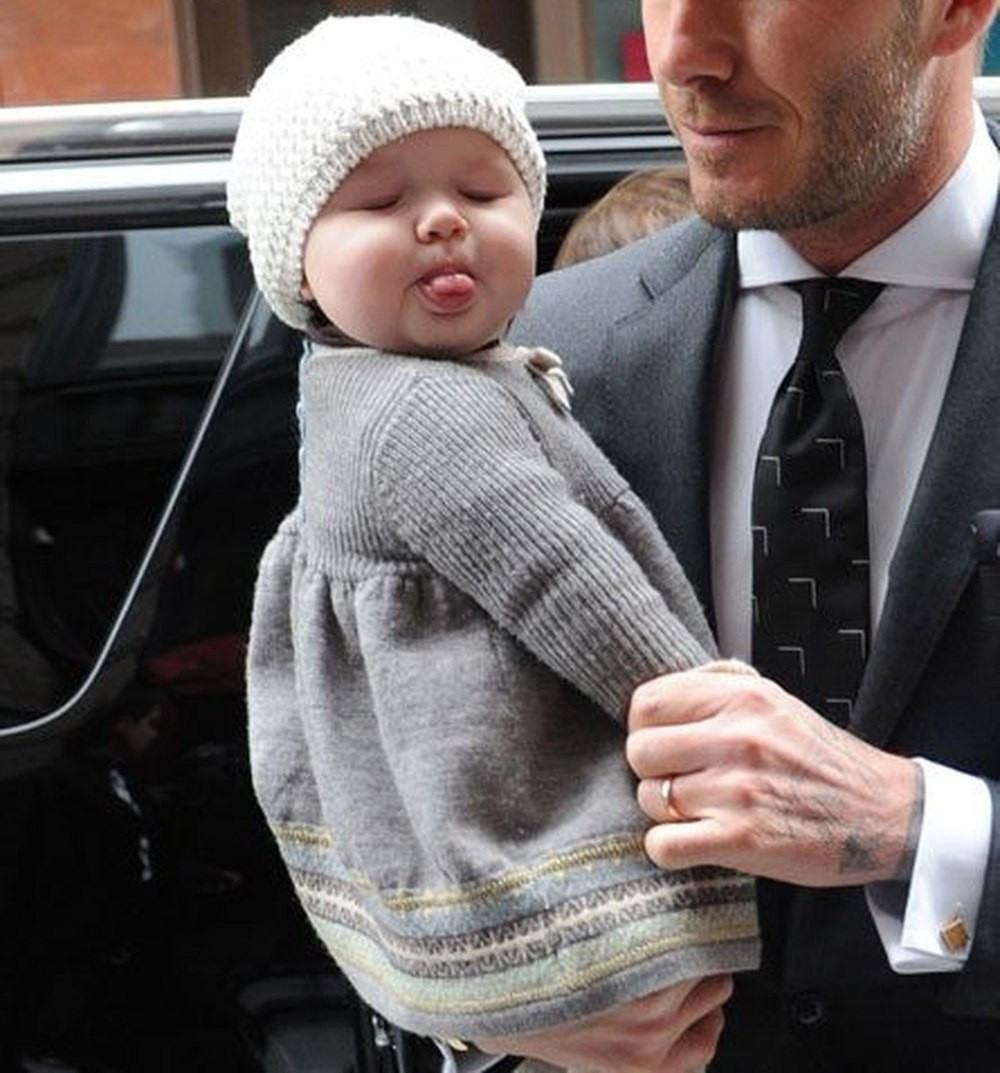 David Beckham bày tỏ sự xúc động: Chúc mừng sinh nhật cô gái xinh đẹp của bố. Gửi đến cô gái trẻ đặc biệt và đáng yêu nhất, người tốt bụng và xinh đẹp cả bên trong lẫn bên ngoài, cảm ơn con đã làm cho mỗi ngày của gia đình trở nên tươi sáng hơn. Chúng ta yêu con Harpie, hãy có 1 ngày tuyệt vời nhất từ trường đến nay. Bố yêu con.