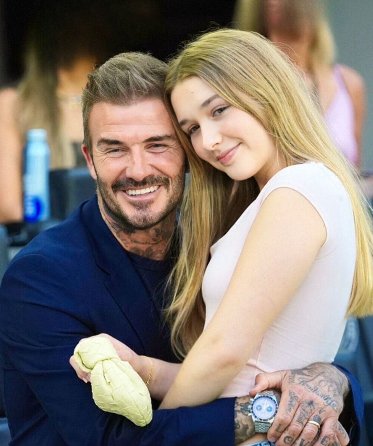 Mới đây trên trang cá nhân, David Beckham vừa xả loạt ảnh hiếm chúc mừng sinh nhật cô con gái nhỏ Harper Seven. Những hình ảnh này đánh dấu chặng đường trưởng thành của Harper Seven Beckham, từ khi còn là em bé ẵm ngửa cho đến nay đã trở thành thiếu nữ xinh đẹp.