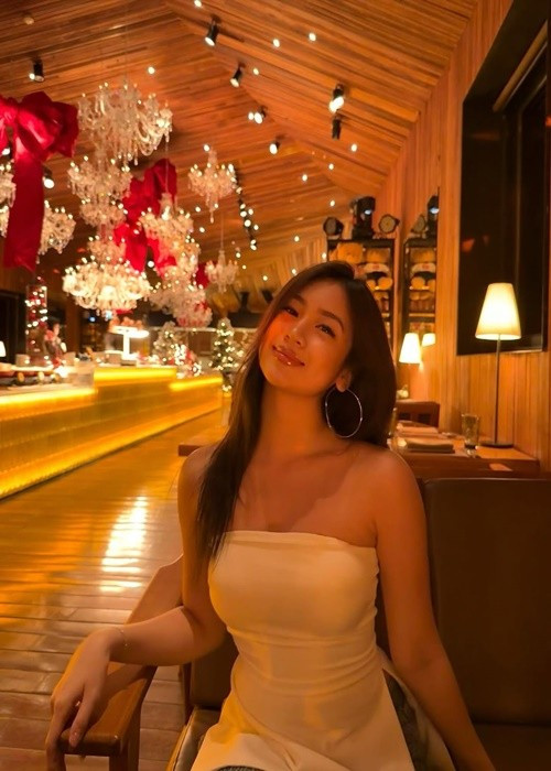 Con gái Lưu Thiên Hương ở tuổi 20 thường xuyên khoe dáng trong những chiếc váy cúp ngực. Ảnh: Instagram Vy Uyên.