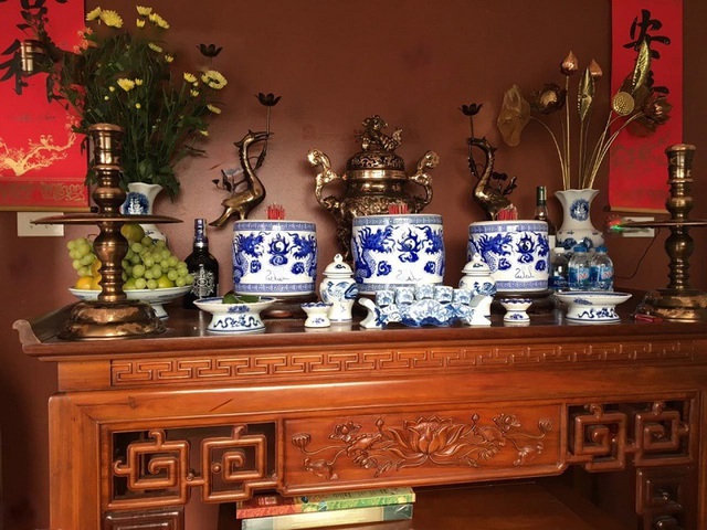 Khi dâng nước cúng trên bàn thờ, cần chọn loại chén, ly có phong cách phù hợp tính chất thờ tự, thiết kế và kích thước phù hợp với không gian thờ.