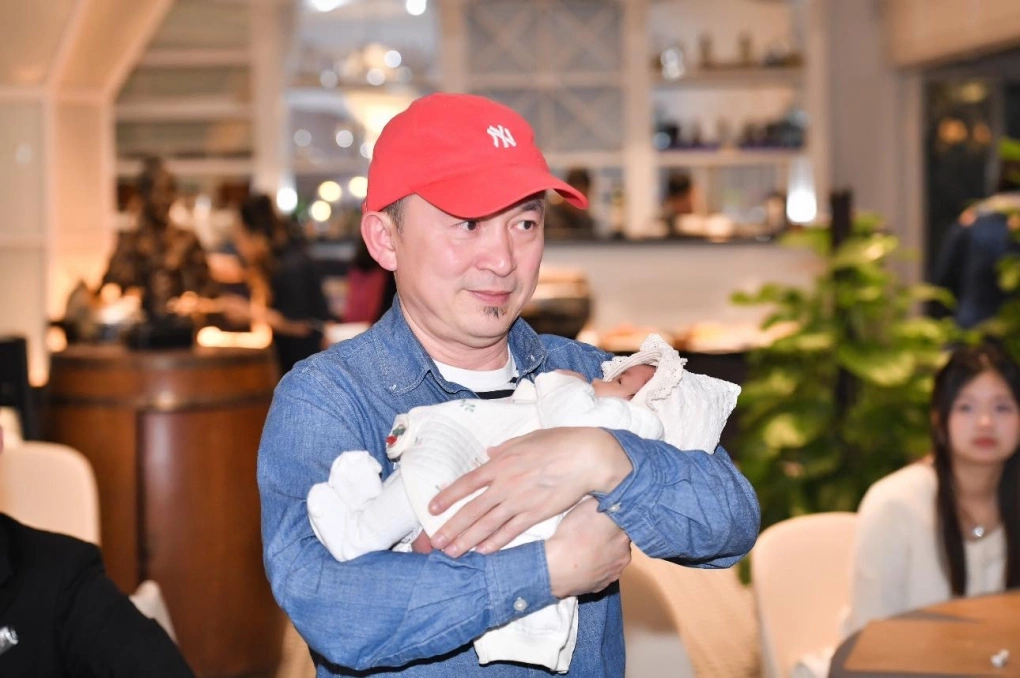 Quốc Trung được khen là ông ngoại đảm đang, khéo léo.