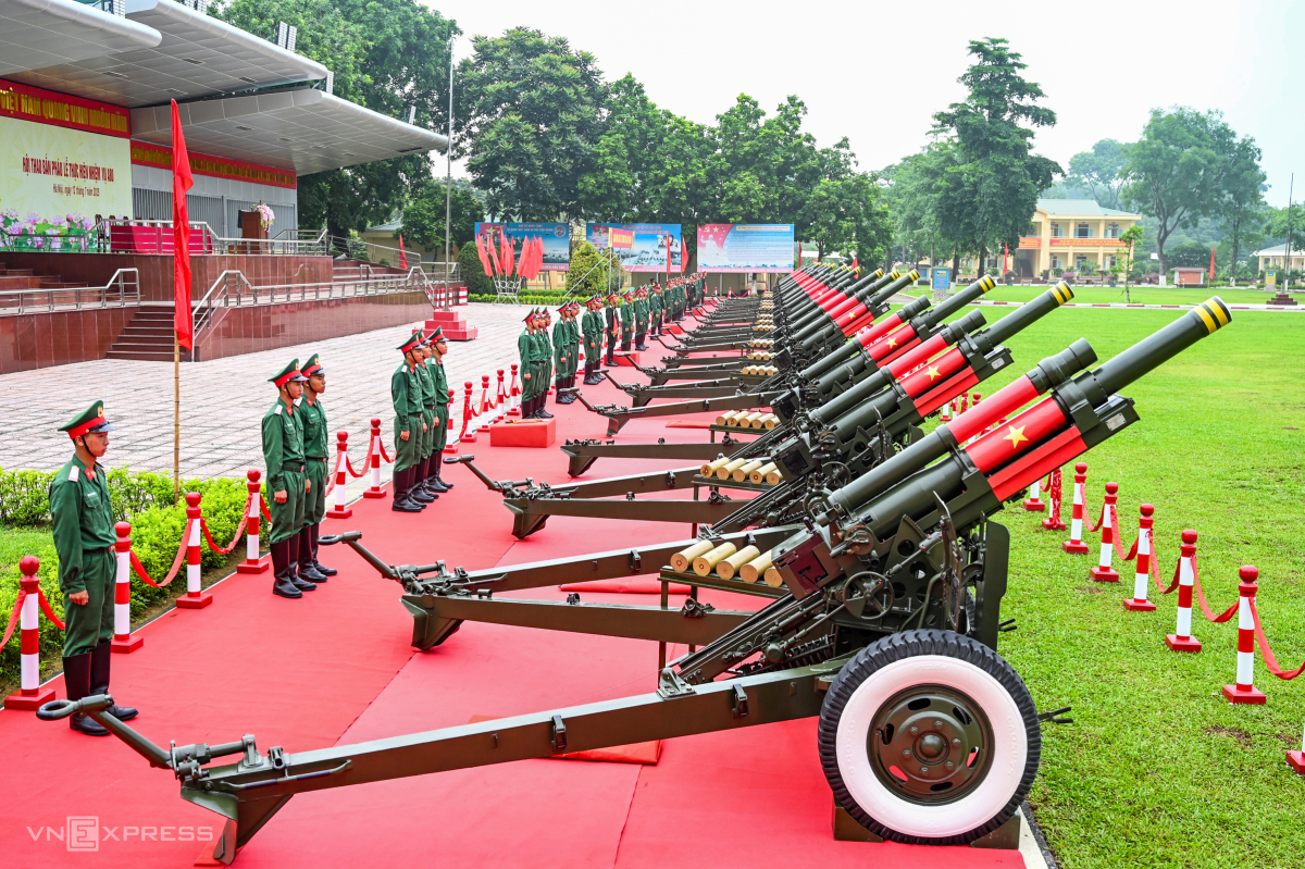 21 loạt pháo lễ khai hỏa trên nền nhạc mở màn Lễ diễu binh diễu hành kỷ niệm 80 năm Cách mạng tháng Tám và Quốc khánh 2/9 do Đội pháo lễ của Lữ đoàn Pháo binh 45 thuộc Binh chủng Pháo binh đảm nhiệm. Đơn vị có nhiệm vụ trung tâm là huấn luyện sẵn sàng chiến đấu, ngoài ra còn đối ngoại quân sự quốc phòng, bắn pháo lễ chào mừng các ngày lễ trọng đại của đất nước, đón nguyên thủ quốc gia tới thăm Việt Nam.
