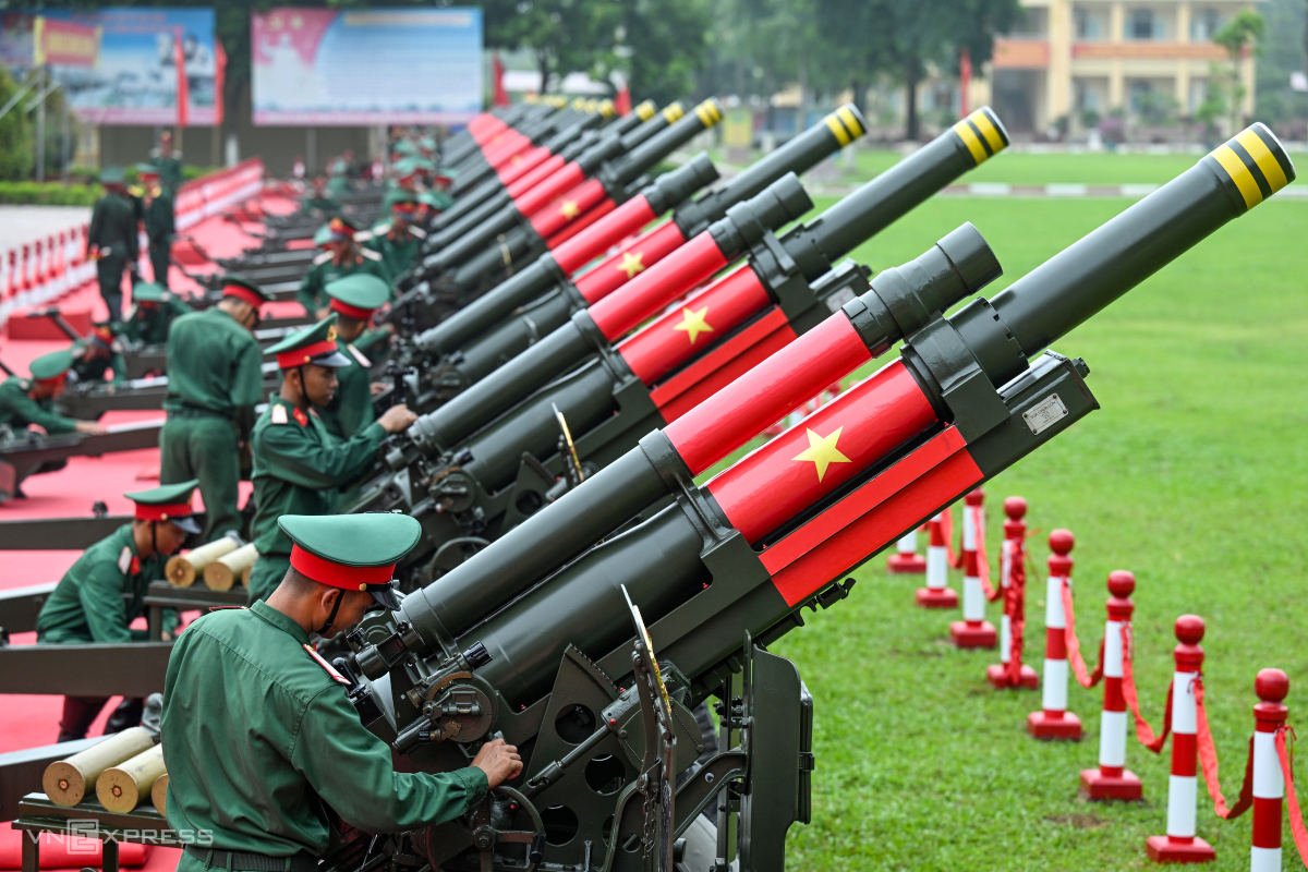 Sáng sớm, 18 khẩu pháo 105 mm gồm 15 khẩu chính thức và 3 khẩu dự phòng được đưa ra khỏi khu kỹ thuật vào trận địa để luyện tập. Mỗi lựu pháo nặng gần 2,3 tấn.