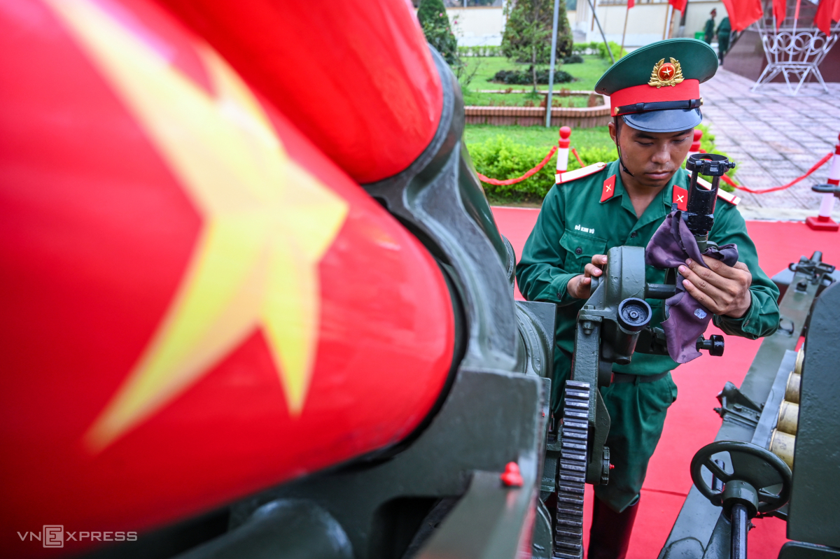 Đội pháo lễ được tuyển chọn từ cán bộ, chiến sĩ trong Lữ đoàn, cao bình quân 1,75 m, ưa nhìn, có trình độ, kinh nghiệm trong huấn luyện. Các thành viên mặc quân phục thống nhất theo quy định khi luyện tập và đến sơ duyệt, tổng duyệt, làm nhiệm vụ chính thức sẽ mặc trang phục nghi lễ.