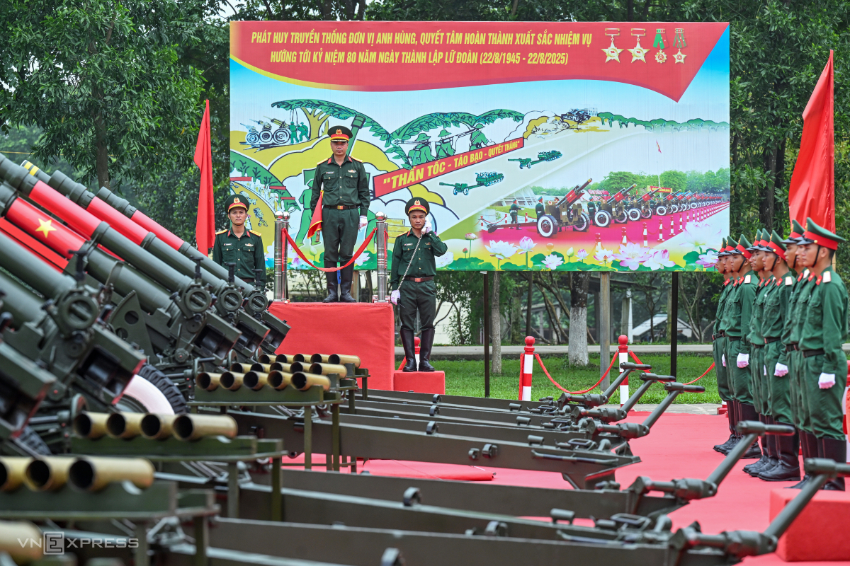 Tổ chỉ huy gồm đội trưởng; hai đội phó, trong đó một người kiểm tra thời gian từng loạt bắn và người còn lại phối hợp với Quân nhạc; hai quân nhân phụ trách thông tin.