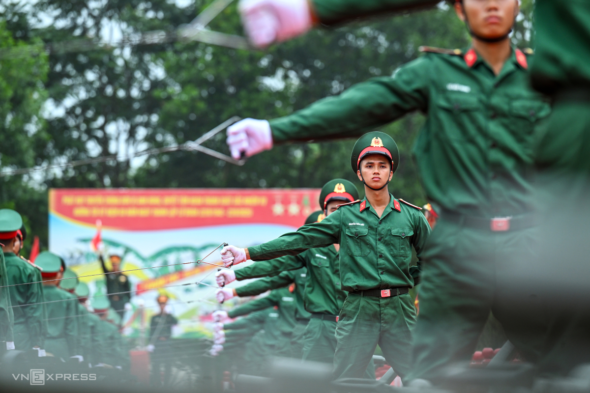 Trong khi đó, ba pháo thủ số 1 cùng một trung đội phải giật cò phát hỏa cùng thời điểm, sao cho 3 khẩu pháo khai hoả cùng lúc tạo thành một tiếng nổ. 21 loạt đại bác tương ứng với 21 tiếng nổ vang lên.