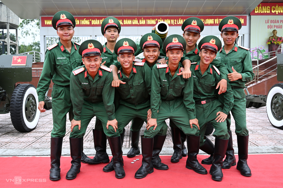 Những chàng lính đôi mươi chụp ảnh kỷ niệm bên đại bác 105 mm. Các pháo thủ đều là chiến sĩ, sẽ ra quân sau hai năm thực hiện nghĩa vụ quân sự. Đội pháo lễ khi đó lại tiếp tục bổ sung quân số, huấn luyện kiêm nhiệm sẵn sàng thực hiện nhiệm vụ.