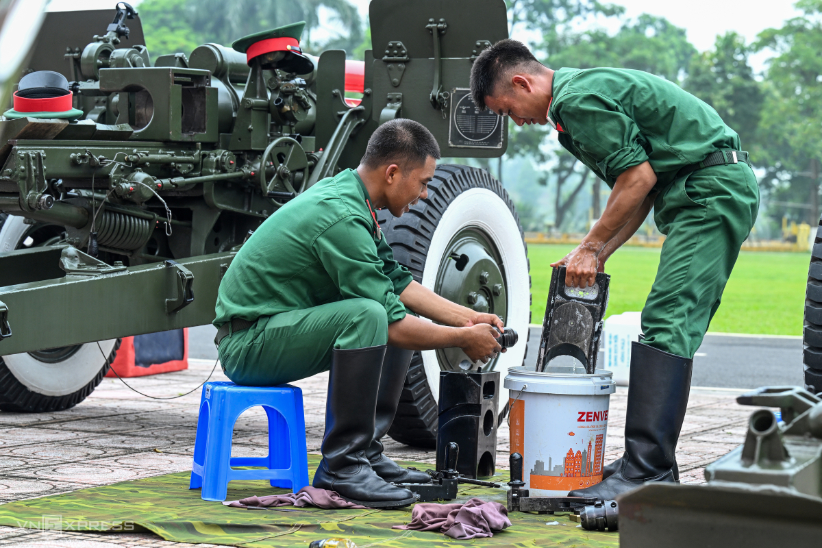 Chiến sĩ bảo quản khóa nòng, bộ phận phát hỏa và thông nòng pháo sạch sẽ để tránh muội pháo ảnh hưởng tới vũ khí trang bị. Việc bảo quản thực hiện thường xuyên, nghiêm túc và chất lượng.