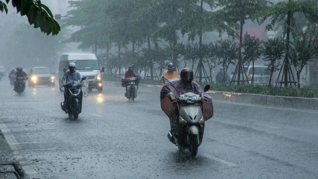 Miền Bắc mưa dông trước khi bước vào đợt nắng nóng diện rộng.
