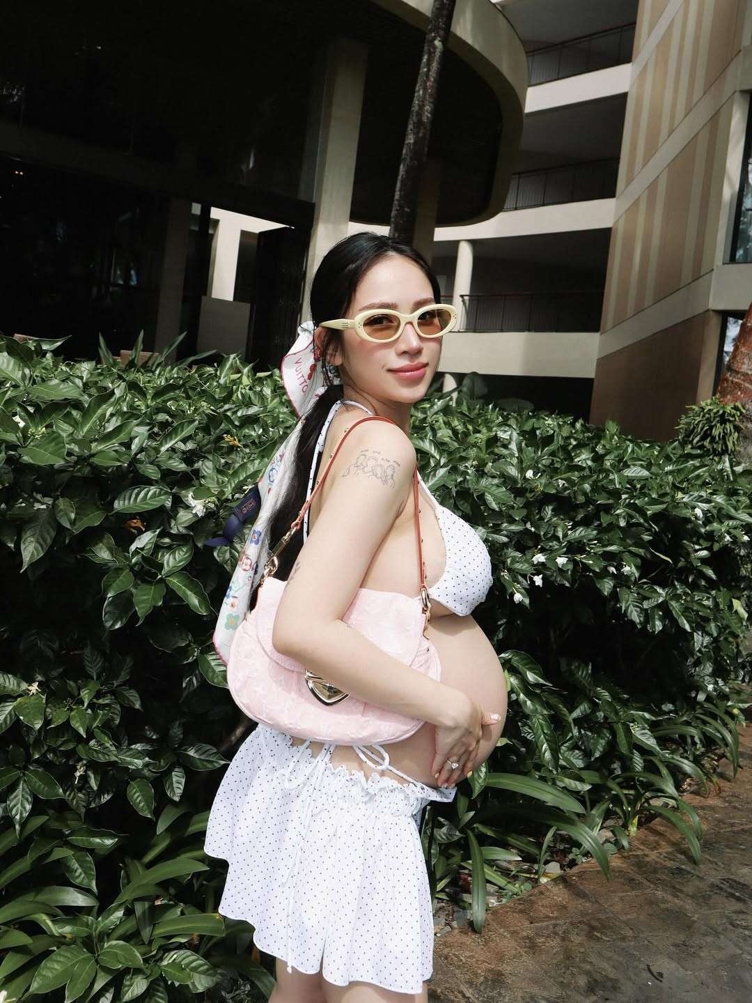 Mẹ bầu amp;#34;hot nhất cõi mạngamp;#34; Joyce Phạm style đi biển cực cuốn - 4