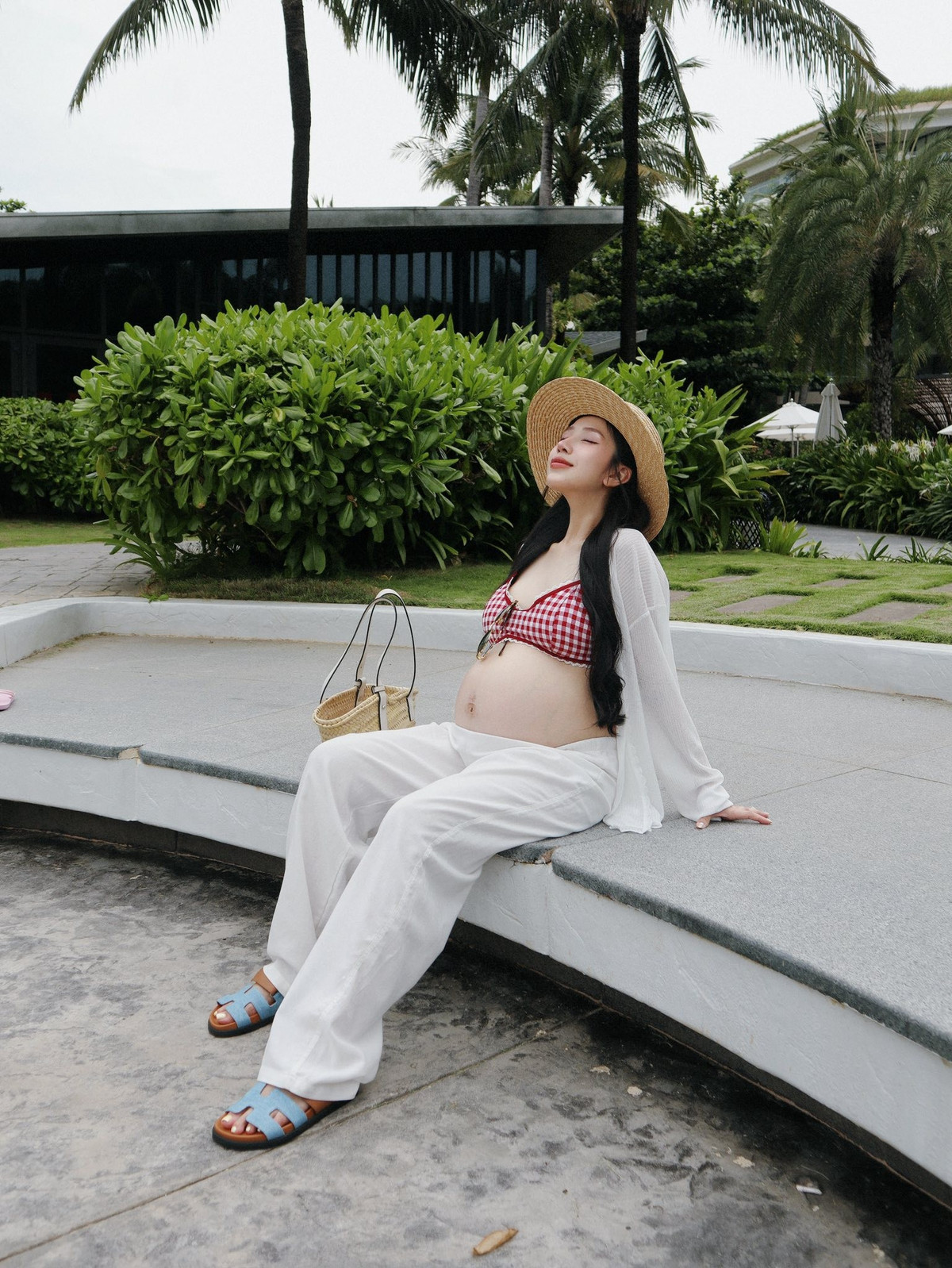 Mẹ bầu amp;#34;hot nhất cõi mạngamp;#34; Joyce Phạm style đi biển cực cuốn - 11