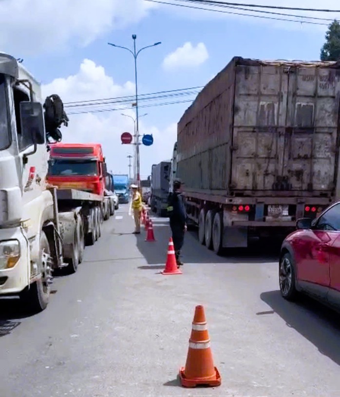 Trạm Cảnh sát giao thông Ngã 3 Thái Lan phân luồng xe di chuyển trên Quốc lộ 51 về Quốc lộ 1