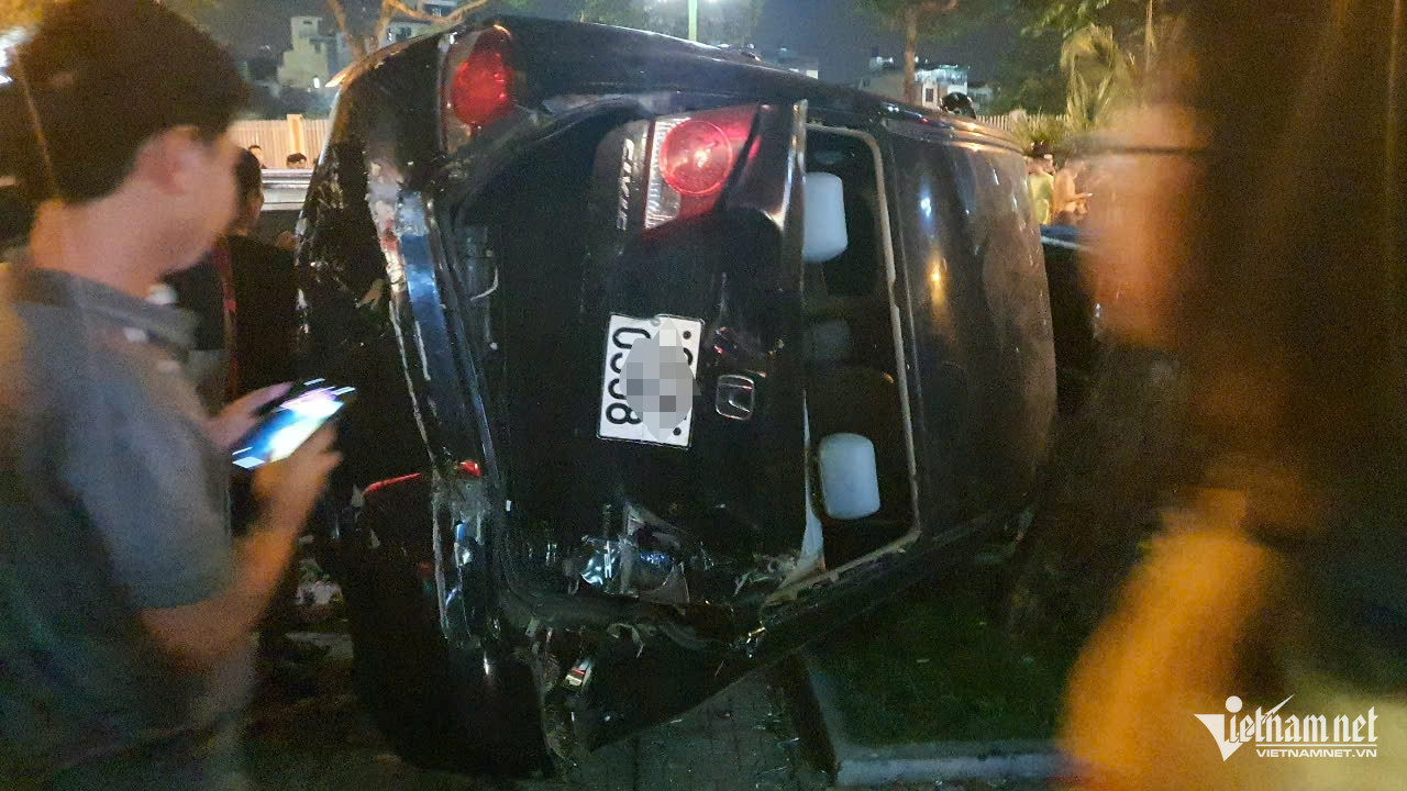 Một xe ô tô bị tông bẹp dúm.