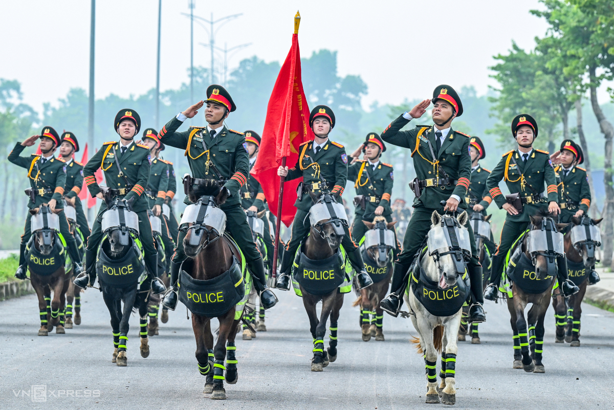 Bài huấn luyện ngựa đi đều hàng, chiến sĩ nhìn phải, chào.