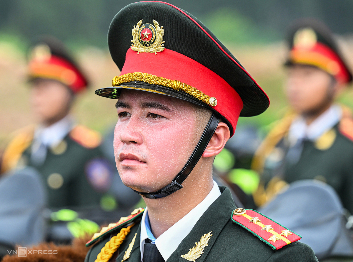 Chiến sĩ Nguyễn Văn Hải kỷ luật trong tập luyện ngoài thao trường, dù ướt đẫm mồ hôi trong ngày nắng nóng gần 40 độ C.