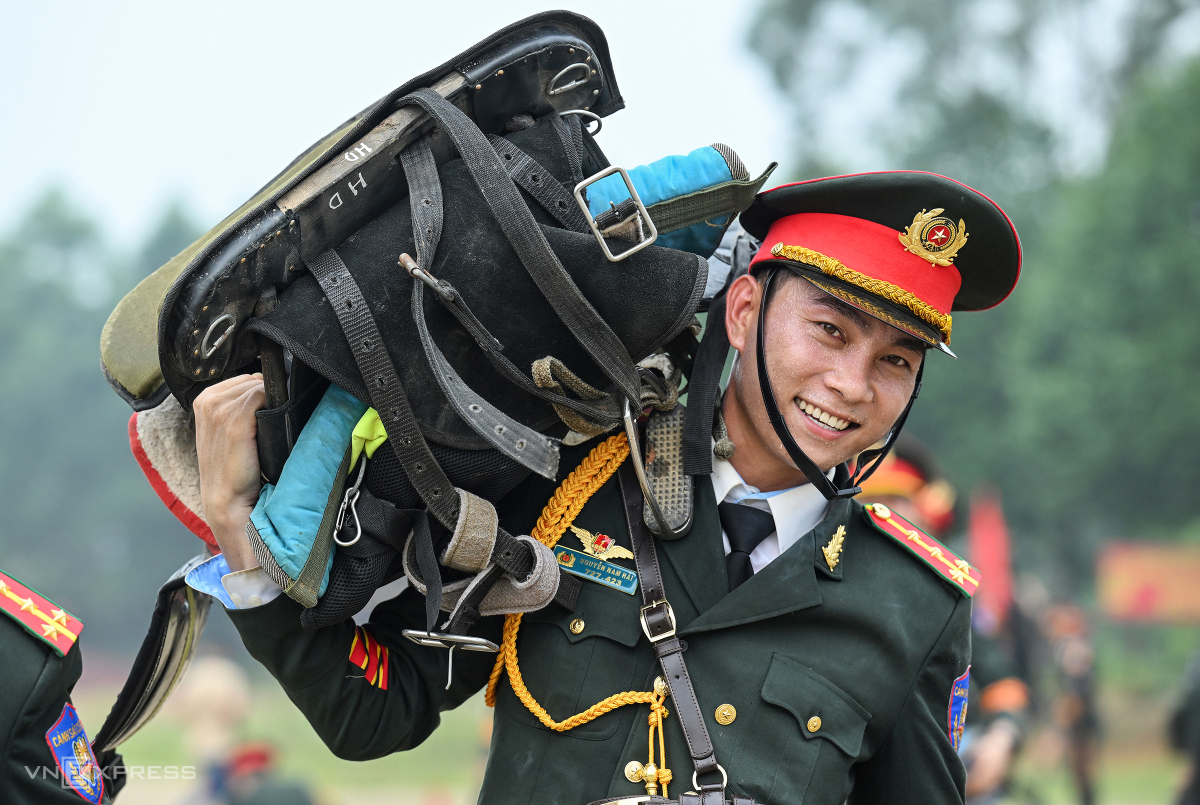Chiến sĩ Nguyễn Nam Hải vác vật dụng trang bị cho ngựa ra thao trường. Mỗi chiến sĩ phải tự bảo quản, vệ sinh quân tư trang cho ngựa của mình.