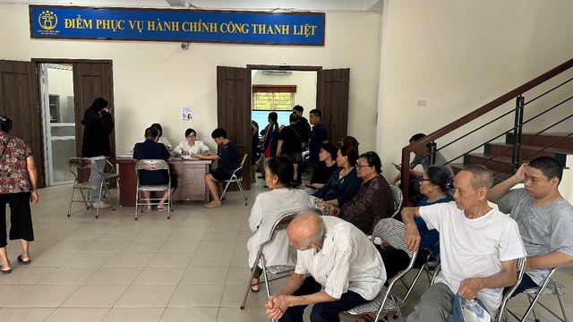 Nhiều người già thuộc diện được hưởng trợ cấp hưu trí xã hội làm thủ tục tại phường Thanh Liệt.