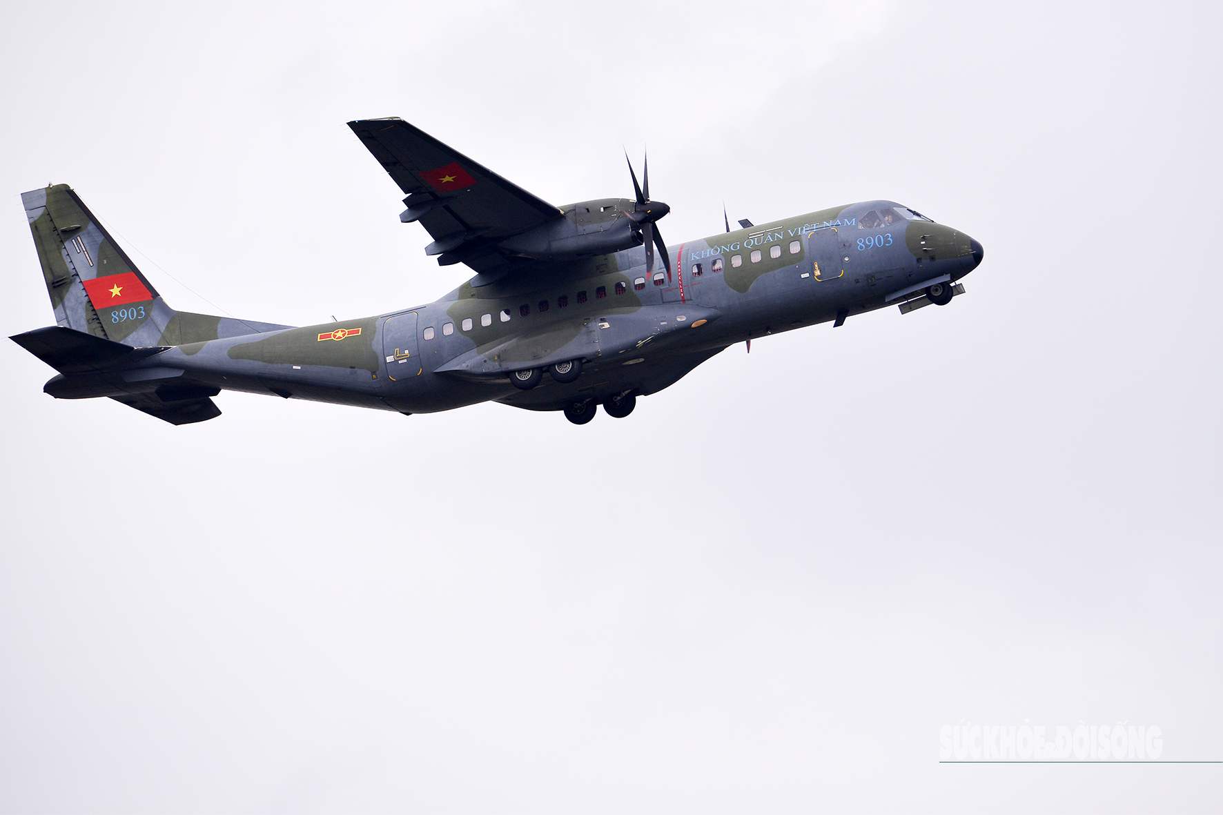 C-295M mang số hiệu 8903 có chiều dài 24,495m, sải cánh 25,810m, chiều cao 8,663m. Chiếc vận tải cơ này có vận tốc cực đại lên đến 454km/h, có thể chở tối đa 23,2 tấn và vận chuyển 71 người.