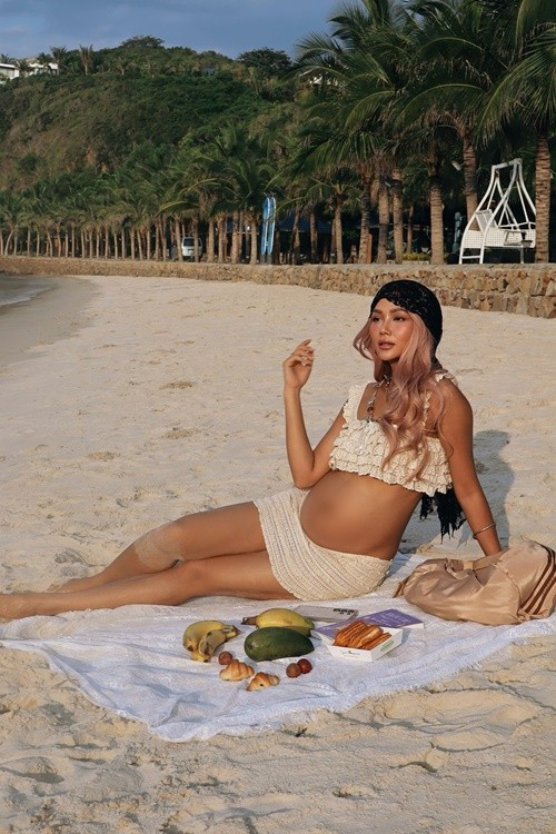 Mỗi ngày Hen cảm nhận con lớn lên cùng Hen, tình yêu trong Hen cũng lớn lên theo từng nhịp đập, từng chuyển động nhỏ bé của con. Đây thực sự là một điều kỳ diệu, một ân sủng thiêng liêng khi được mang trong mình một sinh linh bé bỏng đang lớn lên từng ngày. Hơn bao giờ hết, Hen hiểu rằng thiên chức làm mẹ là một món quà vô giá, là sự khởi đầu của một tình yêu vĩnh cửu, nàng hậu trải lòng. Ảnh: FB Hhen Niê.
